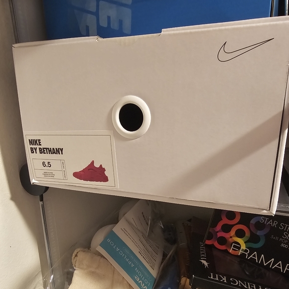 Nike Air Huarache Red Shoe - Picture 5 of 15